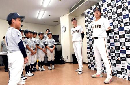 　石川県珠洲市の野球チームの少年たちにアドバイスを送る戸郷（中央）と大勢（右）＝撮影・佐藤厚