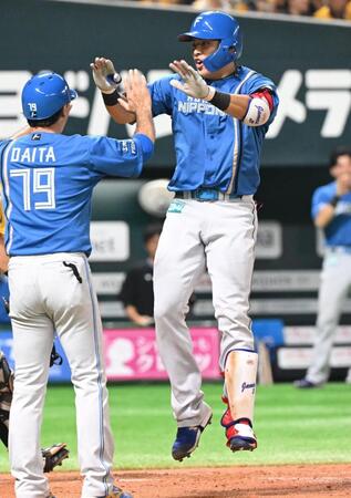 　７回、逆転の中越え２ランを放ち、笑顔を見せる野村（右）