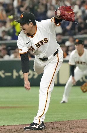 　７回５安打１失点で１０勝目を挙げた巨人・菅野＝東京ドーム