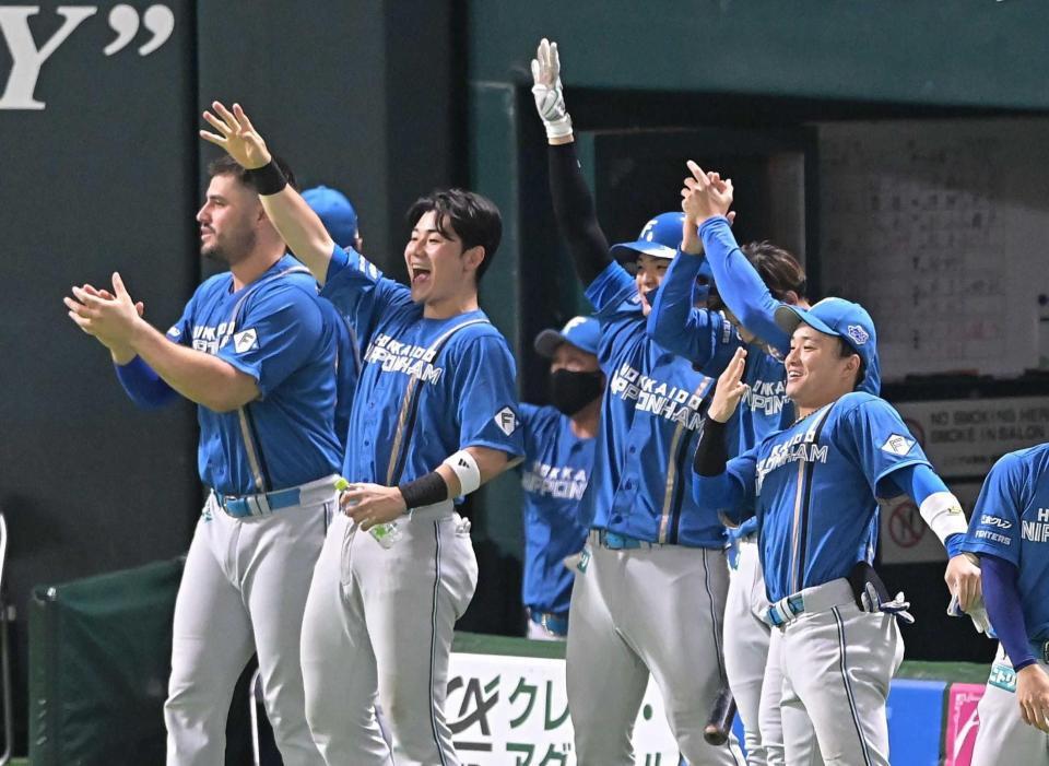 　８回、レイエスの勝ち越し打に盛り上がる日本ハムナイン