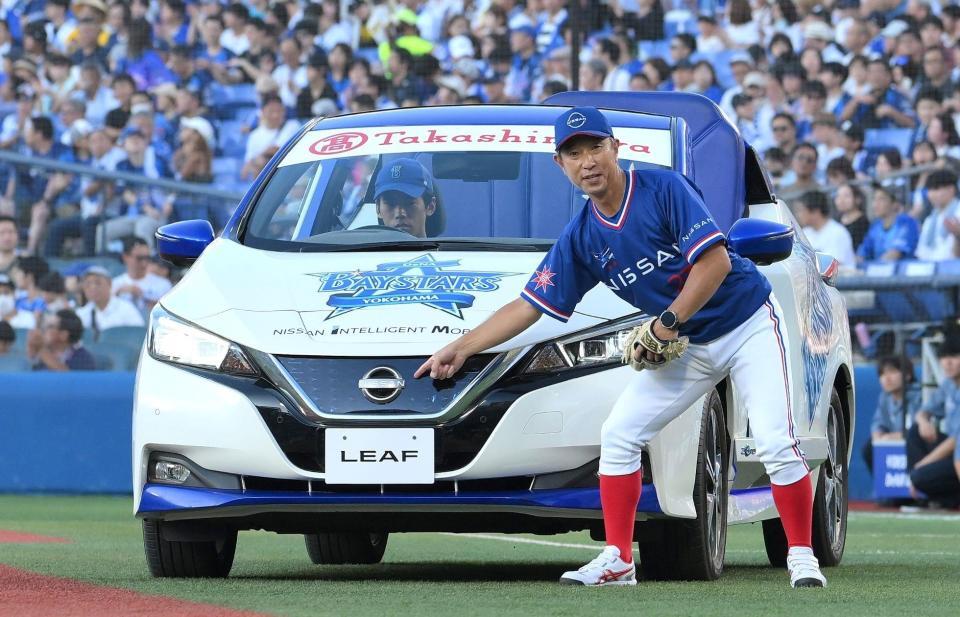 　リリーフカーのエンブレムを指さす日産自動車・伊藤監督（撮影・伊藤笙子）