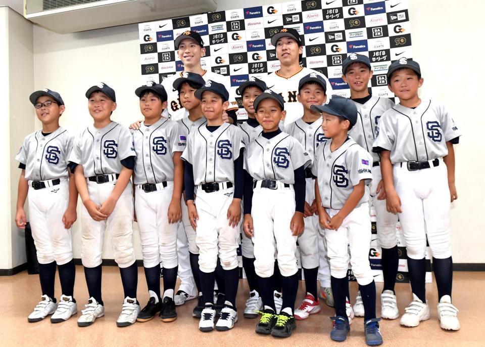 　石川県珠洲市の野球チームの少年と記念撮影する戸郷（後列左）と大勢（同右）＝撮影・佐藤厚