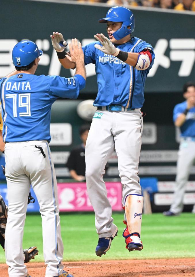 　７回、逆転の中越え２ランを放ち、笑顔を見せる野村（右）