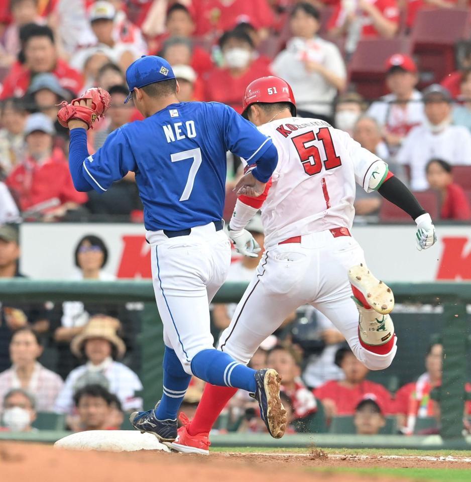 　２回、小園は同学年の根尾から一塁内野安打を勝ち取る（撮影・市尻達拡）