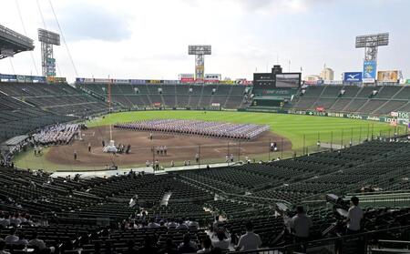 　入場行進のリハーサルを行う高校野球球児たち（撮影・北村雅宏）