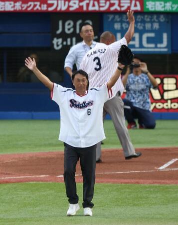 　ファーストピッチセレモニーに登場した宮本慎也氏とラミレス氏（撮影・金田祐二）