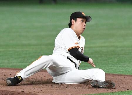 　５回、山崎伊は秋山の打球を好捕するが、内野安打となる（撮影・佐藤厚）