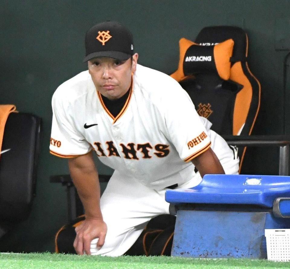 　厳しい表情で試合を見つめる阿部監督（撮影・佐藤厚）