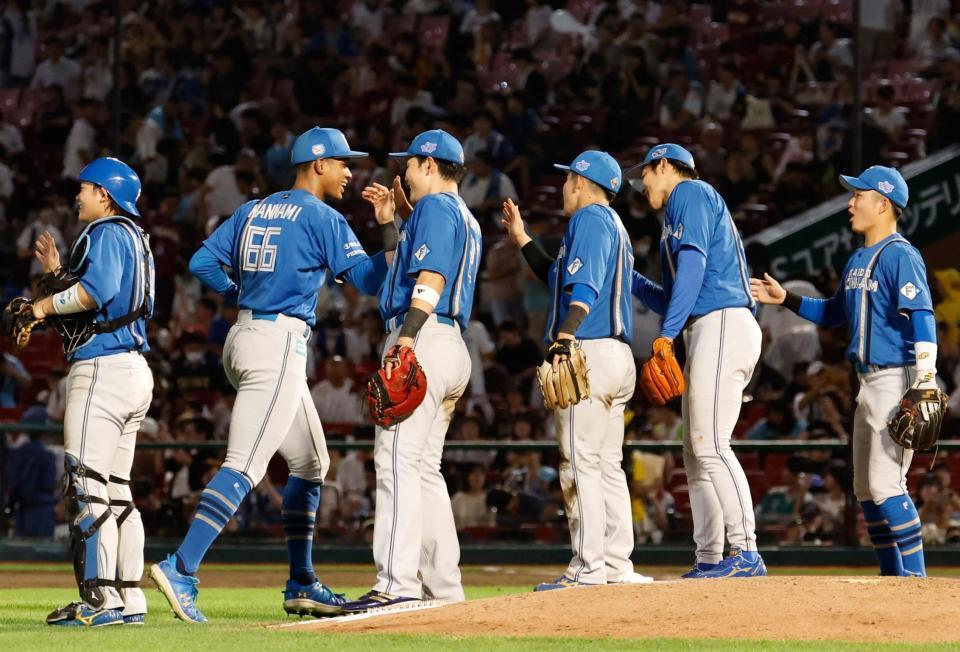 　楽天に勝利しタッチして喜ぶ万波（左から２人目）ら日本ハムナイン