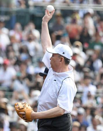 　始球式を務める江川卓氏（撮影・石井剣太郎）