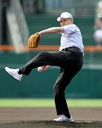 　始球式を務める元プロ野球巨人の江川卓さん