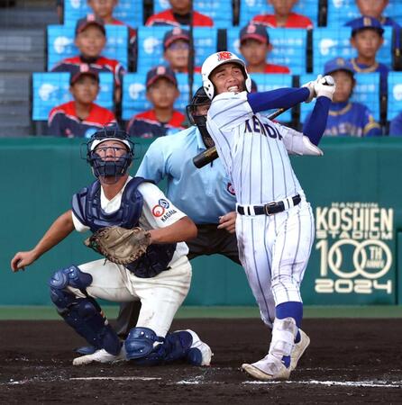 　５回、健大高崎・箱山遥人は左飛で英明の守備が乱れ先制する（撮影・山口登）