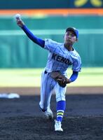 　４回途中からリリーフ登板する健大高崎・石垣元気（撮影・持木克友）