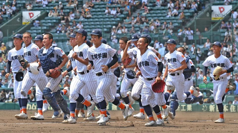 　有田工に勝利し、駆け出す滋賀学園ナイン（撮影・北村雅宏）