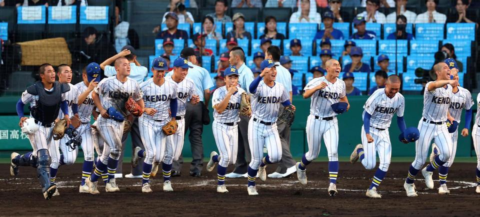 　春夏連覇へ、初戦を勝利し歓喜の健大高崎ナイン（撮影・山口登）