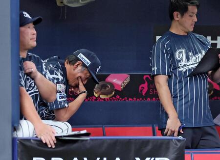 　９回、ベンチでうつむく渡辺監督代行（撮影・立川洋一郎）