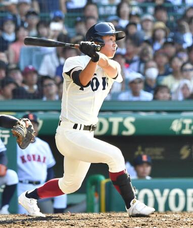 　３回、右越え２点適時３塁打を放つ大阪桐蔭・吉田翔輝（撮影・持木克友）
