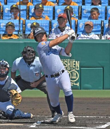 　１回、先制となる適時打を放つ小松大谷・東野達（撮影・北村雅宏）