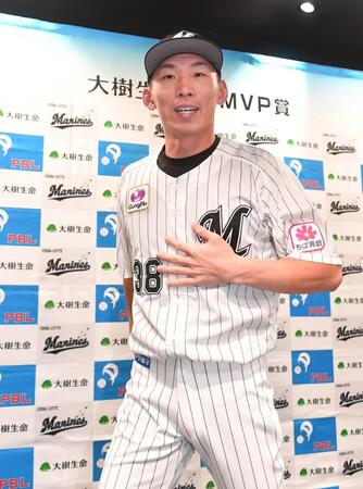 　月間ＭＶＰ賞を受賞し、笑顔の高部（撮影・開出牧）