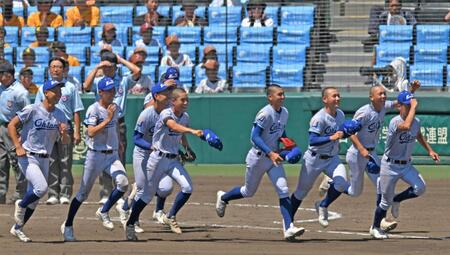 　１回戦を突破し、駆け出す小松大谷ナイン（撮影・北村雅宏）