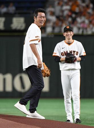 　戸郷（右）の前で始球式を行った上原浩治氏（撮影・佐藤厚）