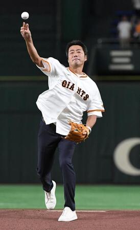 　始球式を行う上原浩治氏（撮影・佐藤厚）
