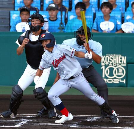 　１回、右前に２点先制適時打を放つ京都国際・藤本陽毅（捕手は札幌日大・高橋諒太）＝撮影・山口登