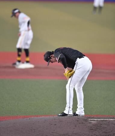 　２回、牧原（後方）に先制２点適時二塁打を打たれた佐々木（撮影・開出牧）