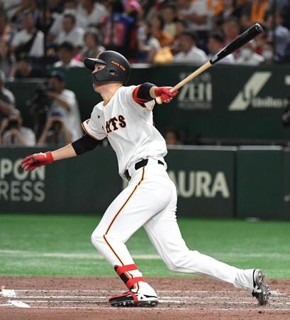 　７回、戸郷は左前適時打を放つ（撮影・佐藤厚）