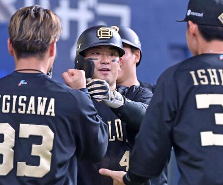 　７回、２ランを放ちナインとタッチを交わす森（撮影・立川洋一郎）