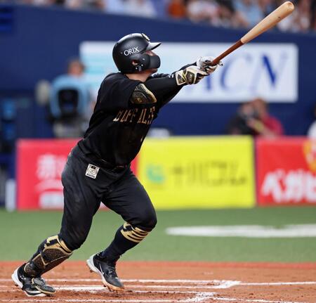 　７回、センターバックスクリーン左に２ランを放つ森（撮影・立川洋一郎）