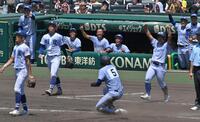　７回、田西称（５）が逆転となる適時三塁打を放ち、歓喜する小松大谷ナイン（撮影・北村雅宏）