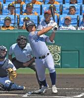 　１回、先制となる適時打を放つ小松大谷・東野達（撮影・北村雅宏）