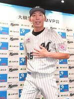 　月間ＭＶＰ賞を受賞し、笑顔の高部（撮影・開出牧）