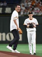 　戸郷（右）の前で始球式を行った上原浩治氏（撮影・佐藤厚）