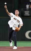 　始球式を行う上原浩治氏（撮影・佐藤厚）