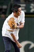 　投球後、肩を押さえる上原浩治氏（撮影・佐藤厚）
