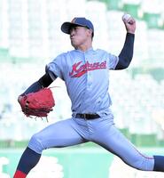 　先発投手として力投する京都国際・中崎琉生（撮影・今井雅貴）