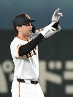 　７回、モンテスは左中間に先制適時二塁打を放つ（撮影・佐藤厚）