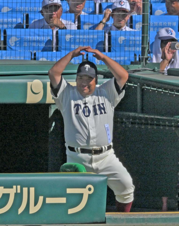　４回、吉田翔輝の二ゴロの間に加点し、笑顔を見せる大阪桐蔭・西谷浩一監督（撮影・北村雅宏）