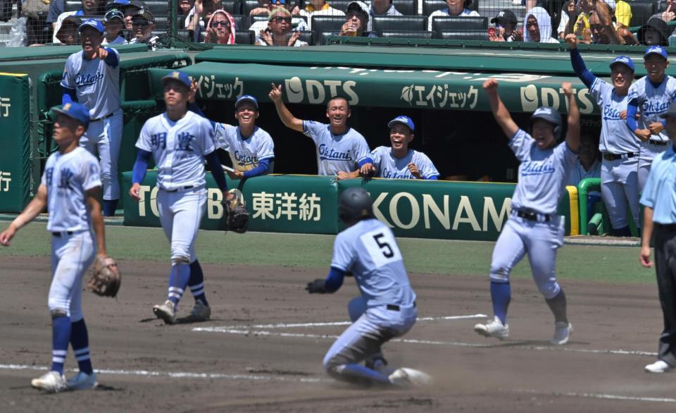 　７回、田西称（５）が逆転となる適時三塁打を放ち、歓喜する小松大谷ナイン（撮影・北村雅宏）