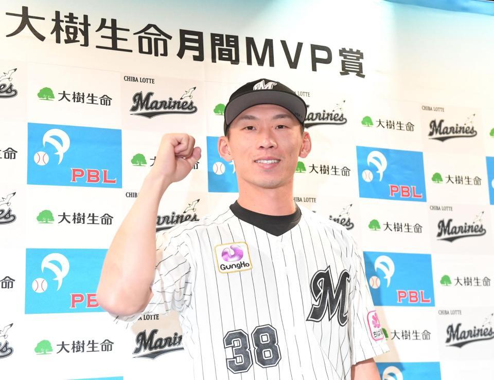 　月間ＭＶＰ賞を受賞し、ガッツポーズを決める高部（撮影・開出牧）