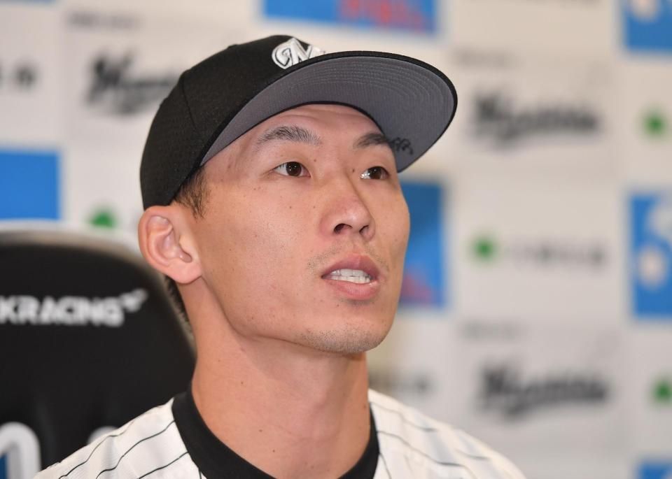 　月間ＭＶＰ賞を受賞し、喜びを語る高部（撮影・開出牧）
