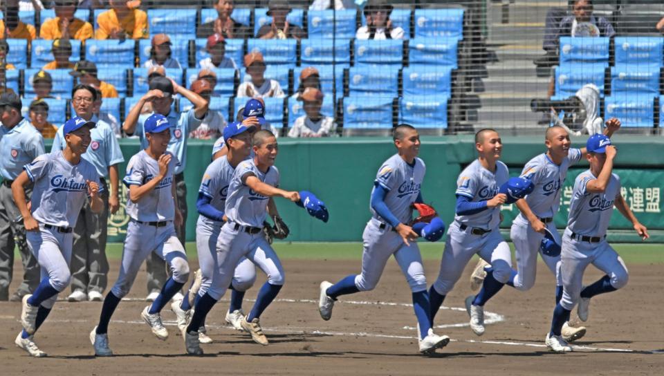 　１回戦を突破し、駆け出す小松大谷ナイン（撮影・北村雅宏）