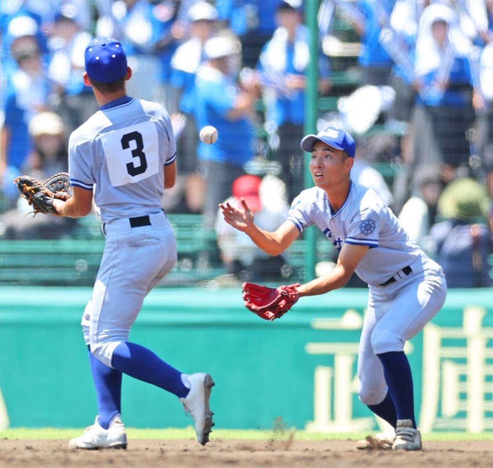 　５回、胡摩（３）の頭に当たった球を石浦が好捕しアウトとする