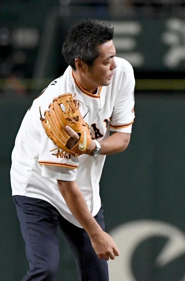 　投球後、肩を押さえる上原浩治氏（撮影・佐藤厚）