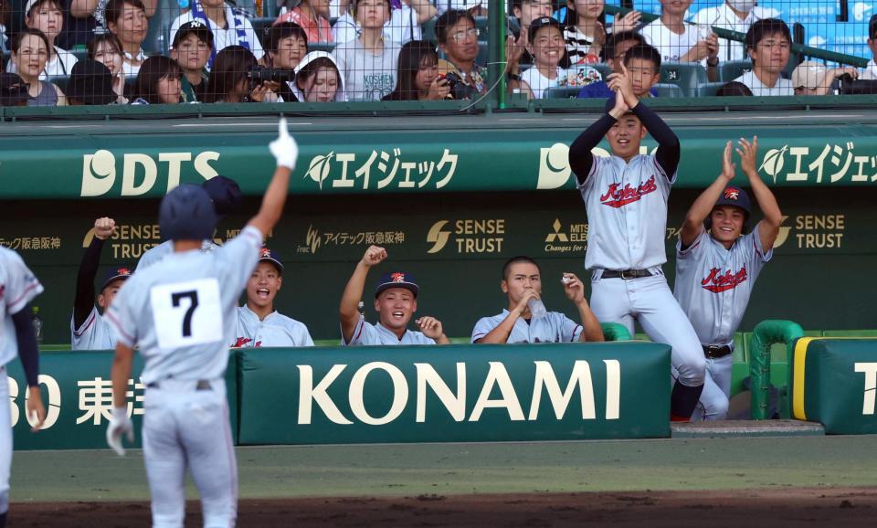 　３回、追加点に盛り上がる京都国際ナイン（撮影・山口登）