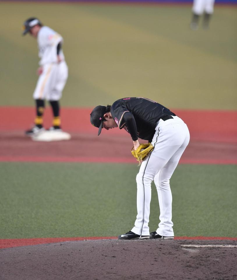 　２回、牧原（後方）に先制２点適時二塁打を打たれた佐々木（撮影・開出牧）