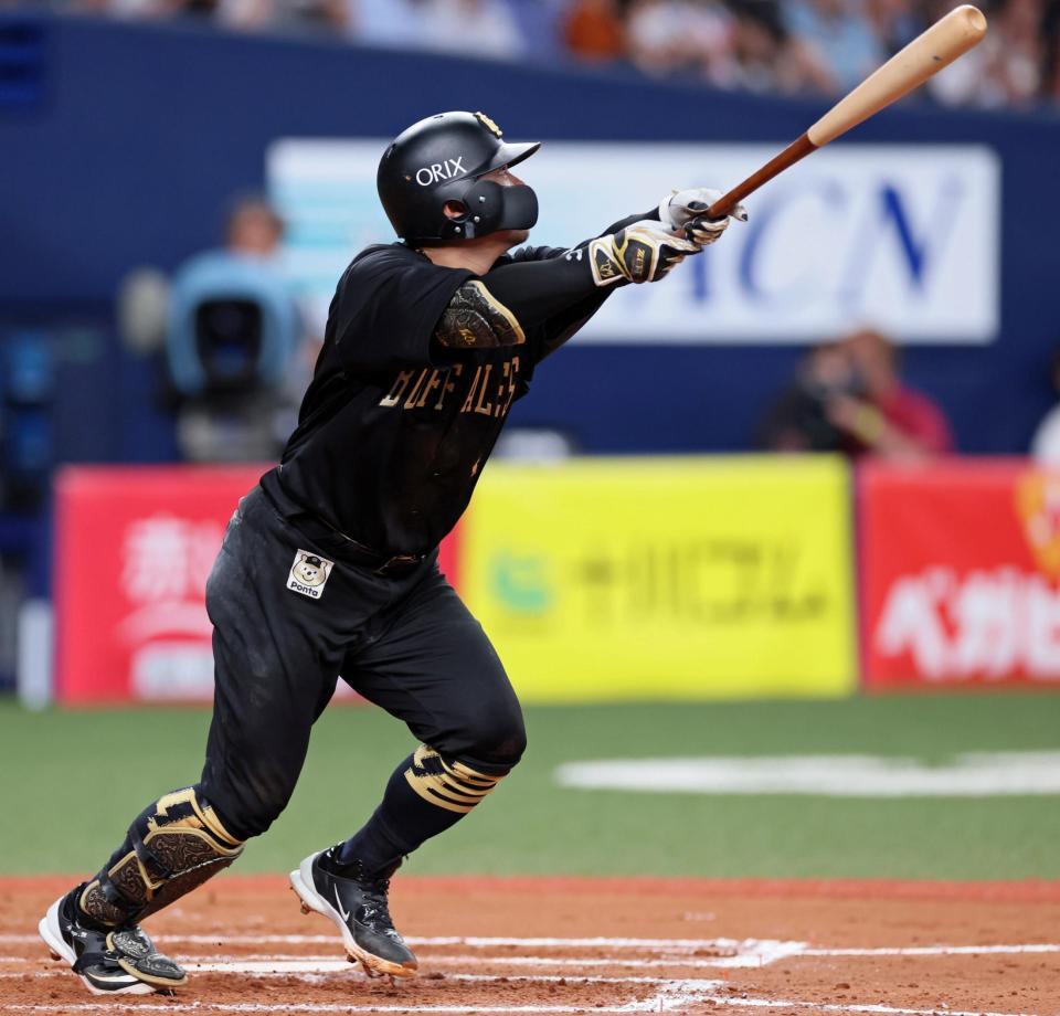 　７回、センターバックスクリーン左に２ランを放つ森（撮影・立川洋一郎）