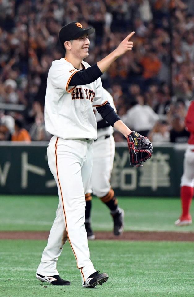 　５安打完封で８勝目を挙げ、笑顔を見せる戸郷（撮影・佐